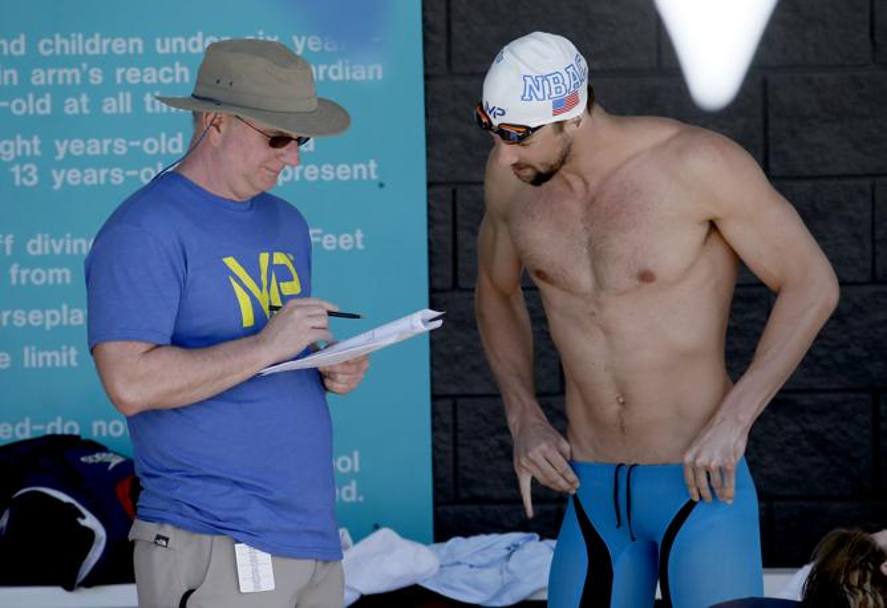 Michael Phelps fa il punto con coach Bob Bowman poco prima di tuffarsi nelle Swim Series di Mesa, in Arizona